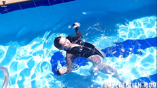 Jessica Bunny Berenang Di Kolam, Tubuh Basah Kuyup, Gerakan Menggoda Bikin Liar.