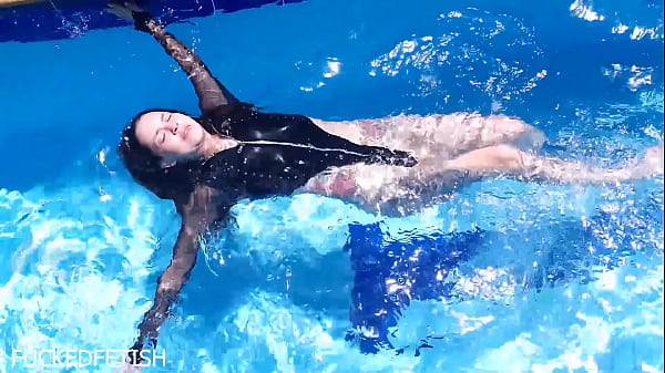 Bikin Jessica Bunny Nungging Di Bawah Air, Pake Latex Ketat Basah Kuyup