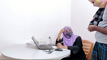 Bankir Hijab Montok Digojlok Petani Desa, Desi Chudai Panas