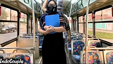 Istri Muslim Pulang Kampus Naik Bus, Langsung Digaruk Orang Asing Di Balik Jilbabnya.