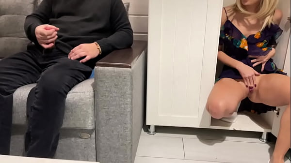 Ibu Tiri Ngintip Anak Tiri Nonton Bokep Sambil Col*i, Lalu Nge**totin Dia Sampai Puas.