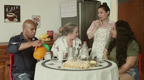 Rumah Mesum – Suami Dikandungin, Mami Gengsi, Pembantu Nyekong Semua | Emme White, Alessandra Maia, Agatha Ludovino, Capoeira