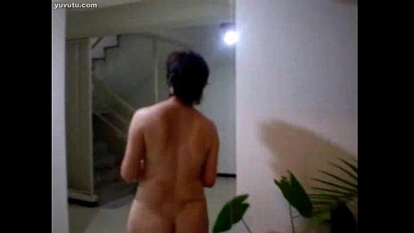 Cewek China Montok Lagi Nyiram Tanaman, Pake Baju Tipis Basah Kuyup
