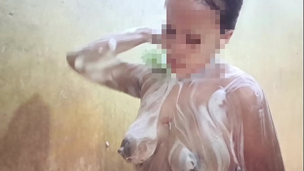 Lihatin Aku Mandi, Kamu Pasti Langsung Tegang Lihat Tubuh Basah Kuyup Ini.