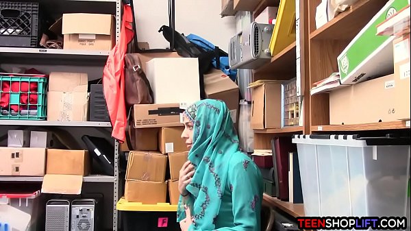 Gadis Arab Remaja Ketahuan Mencuri Dan Digebuk Habis-habisan Oleh Satpam.